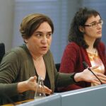 La alcaldesa de Barcelona, Ada Colau (i) y la presidenta de Transportes Metropolitanos de Barcelona (TMB), Mercedes Vidal