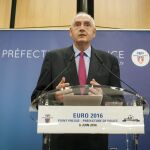 El prefecto de la Policía de París, Michel Cadot, ofrece una rueda de prensa sobre la seguridad en las zonas para los aficionados durante la Eurocopa 2016 en la jefatura de la Policía en París