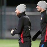 Los jugadores azulgrana Messi y Luis Suárez, durante el entrenamiento de ayer en la ciudad deportiva, a la espera del partido de hoy en Villarreal