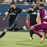 El jugador del Real Madrid Karim Benzema en acción durante su partido amistoso disputado contra el Manchester City en el Memorial Coliseum de Los Ángeles, California (EEUU)