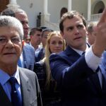 El líder de Ciudadanos, Albert Rivera (2-d) con el presidente de la Asamblea Nacional de Venezuela Henry Ramos Allup (2-i)