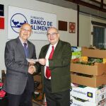 Jesús Mediavilla recibe el cheque de manos de Javier Ojeda