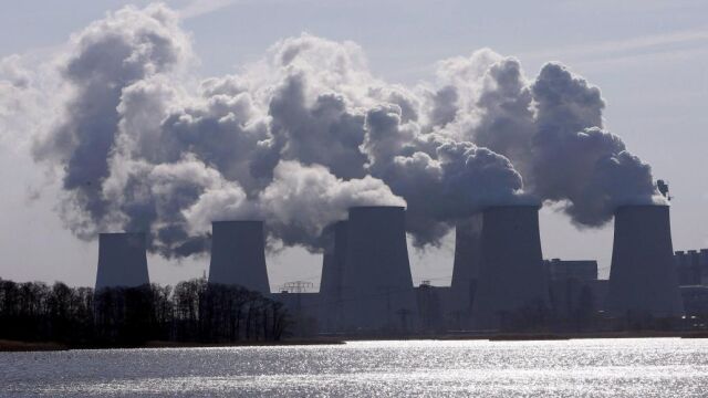 magen de archivo que muestra vapor y humos saliendo de las chimeneas de la planta de Jaenschwalde, Alemania