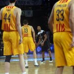 El base estadounidense del Dominion Bilbao, Clevin Hannah (c) inicia una jugada ante varios rivales del Barcelona
