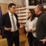 El secretario general de los socialistas, Pedro Sánchez, durante la reunión que mantuvo con la líder de Compromís, Mónica Oltra, y el diputado Joan Baldovi