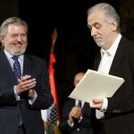 El ministro de Cultura, Íñigo Méndez de Vigo, entrega a Fernando Trueba el Premio Nacional de Cinematografía 2015.