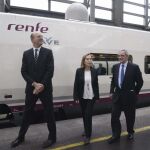 La ministra de Fomento, Ana Pastor, y los presidentes de Telefónica, César Alierta, y de Renfe, Pablo Vázquez, durante la presentación del proyecto de conexión wifi a bordo