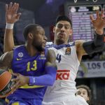 El pívot mexicano del Real Madrid, Gustavo Ayón (d) lucha por el balón ante el alero estadoundiense Sonny Weems (i) del Maccabi Tel Aviv Maik Zirbes