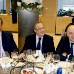 El entrenador del Real Madrid Fútbol, Rafa Benítez, el presidente del club, Florentino Pérez, y el entrenador del Real Madrid Baloncesto, Pablo Laso