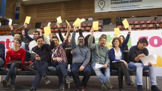 Xavier Doménech (3-d), junto al primer teniente de alcalde del Ayuntamiento de Barcelona, Gerardo Pisarello (2-i), en el pabellón del Val Hebrón donde los 'comunes' celebran su asamblea fundacional.