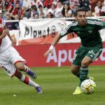 Nacho (i), del Rayo Vallecano, y Renella, del Betis, durante el partido.