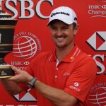 Justin Rose, con el trofeo de ganador
