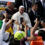 El Papa durante el encuentro con los jóvenes
