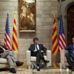 El presidente catalán, Carles Puigdemont (2d, con los congresistas estadounidenses Dana Rohrabacher y Brian Higgins.