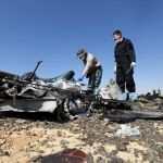 Investigadores militares rusos inspeccionan los restos del avión siniestrado