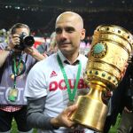 Pep Guardiola sostiene el trofeo de la Copa de Alemania