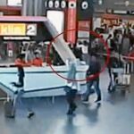 Las cámaras del aeropuerto de Kuala Lumpur captaron a la mujer, ya detenida, que restregó el «VX» por el rostro del hermano de Kim