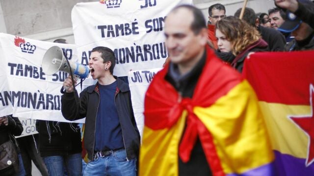Unas 200 personas se concentraron a las puertas de los juzgados