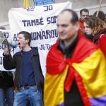 Unas 200 personas se concentraron a las puertas de los juzgados