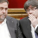 Junqueras y Puigdemont, ayer, durante la sesión de control en el Parlament de Cataluña