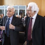 Los testigos Max Eisen (izda) y William Glied (dcha) asisten al juicio contra Reinhold Hanning.