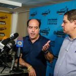 El presidente de la Asamblea Nacional (AN), el diputado Julio Borges (i), habla durante una rueda de prensa junto al diputado Luis Florido (d) hoy 16 de septiembre de 2017, en Caracas.