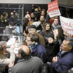 «¡Pedro sánchez y pp, la misma mierda es!». El expediente remitido a la militante recoge los cánticos que los integrantes de una manifestación contra el cese de Tomás Gómez (en la imagen del 11 de febrero) profirieron contra la dirección nacional del PSOE en Ferraz