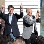 Los exconsellers Raül Romeva (3d) y Carles Mundo (3i), junto al portavoz adjunto del partido en el Congreso, Gabriel Rufián (2d), entre otros, durante el acto de campaña celebrado hoy en Vilanova i la Geltrú. EFE/Marta Pérez