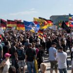 La mayoría de los participantes en la marcha eran jóvenes con la cabeza rapada