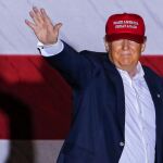 Fotografía de archivo fechada el 13 de marzo de 2016 que muestra al aspirante a la candidatura presidencial republicana, el magnate neoyorquino Donald Trump, durante un acto de campaña en Florida, Estados Unidos.