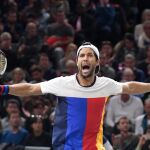 El tenista español Fernando Verdasco reacciona tras vencer al austríaco Dominic Thiem en su encuentro de octavos de final del Masters 1000 de París