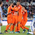 El centrocampista uruguayo del Málaga Gonzalo «Chory» Castro (c) celebra con sus compañeros su gol marcado ante la Real Sociedad.