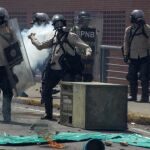 Integrantes de la Policía Nacional Bolivariana se enfrentan a manifestantes. EFE