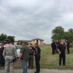 Agentes en las inmediaciones de la base aérea de San Antonio