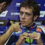 El piloto italiano Moto GP Valentino Rossi de Movistar Yamaha durante los entrenamientos libres en el circuito International de Al Losail en Doha, Catar.