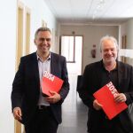Los socialistas Javier Izquierdo y José Francisco Martín, momentos antes de analizar ante los medios la comparecencia del presidente Herrera