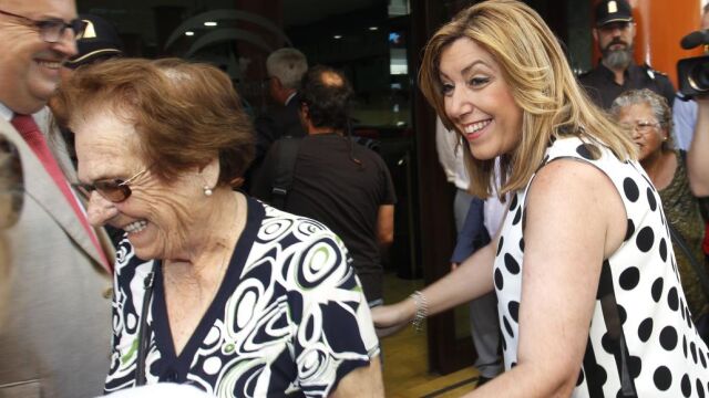 Susana Díaz, tras saludar a una mujer que se acercó a ella, durante su visita hoy al nuevo Hospital de Alta Resolución de La Línea de la Concepción (Cádiz).