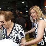 Susana Díaz, tras saludar a una mujer que se acercó a ella, durante su visita hoy al nuevo Hospital de Alta Resolución de La Línea de la Concepción (Cádiz).