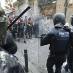 Okupas y Mossos durante los nuevos incidentes en el "banco expropiado"