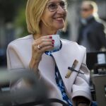 Rosa Díez tomando un té con limón en un bar cercano al Congreso de los Diputados