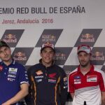 Los españoles Marc Márquez (c)( Repsol Honda) y Jorge Lorenzo(2i)( Yamaha) junto a Maverick Viñales(i), Andrea Dovizioso(2d)(Ducati), y Scott Redding(d), durante la rueda de prensa oficial ofrecida en el circuito de Jerez (Cádiz)