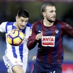El centrocampista del Eibar Pedro León (d) y el defensa de la Real Sociedad Yuri