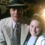 Fotografía facilitada por María Dolores Hernández, madre de Claudia, la joven que posa junto a Brad Pitt después de ser ayudada por el actor a salir de una multitud que la aplastaba contra las vallas