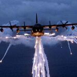 Un MC-130 desde el que ha sido lanzada la bomba