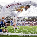 Morata, dentro de la portería de Italia, tras marcar el tanto de España, después de un pase de Cesc