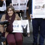 Representantes de «Marea Blanca en Sevilla» acudieron ayer al Ayuntamiento hispalense para informar al alcalde de las movilizaciones