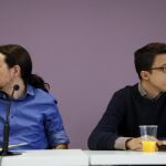 El líder de Podemos, Pablo Iglesias (i), y el portafoz parlamentario del partido, Ínigo Errejón, al inicio del Consejo Ciudadano que la formación celebra hoy en Madrid