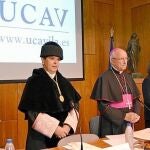 La Universidad Católica de Ávila (UCAV) inaugura el cuso académico, con la presencia de la directora general de Universidades e Investigación Pilar Garcés, la rectora María del Rosario Sáez Yugero, el profesor Carlos Romero, el obispo de Ávila, Jesús García Burillo, y la presidenta del consejo directivo de la UCAV, Lydia Jiménez