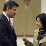El ministro de Justicia, Rafael Catalá (i), conversa con la diputada Margarita Robles, del PSOE, antes de comparecer en el Congreso.