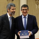 El presidente del Consejo General del Poder Judicial, Carlos Lesmes (i), junto al presidente del Congreso, Patxi López